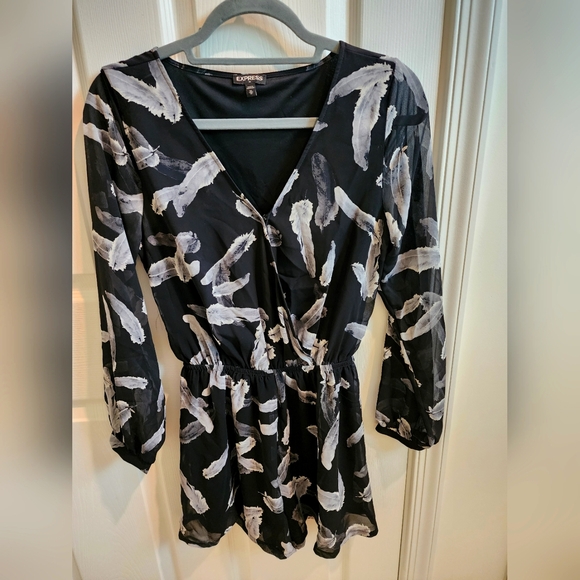 Womens Express Monochrome Feather  Pattern Pull On Romper, Size XS - Picture 1 of 4